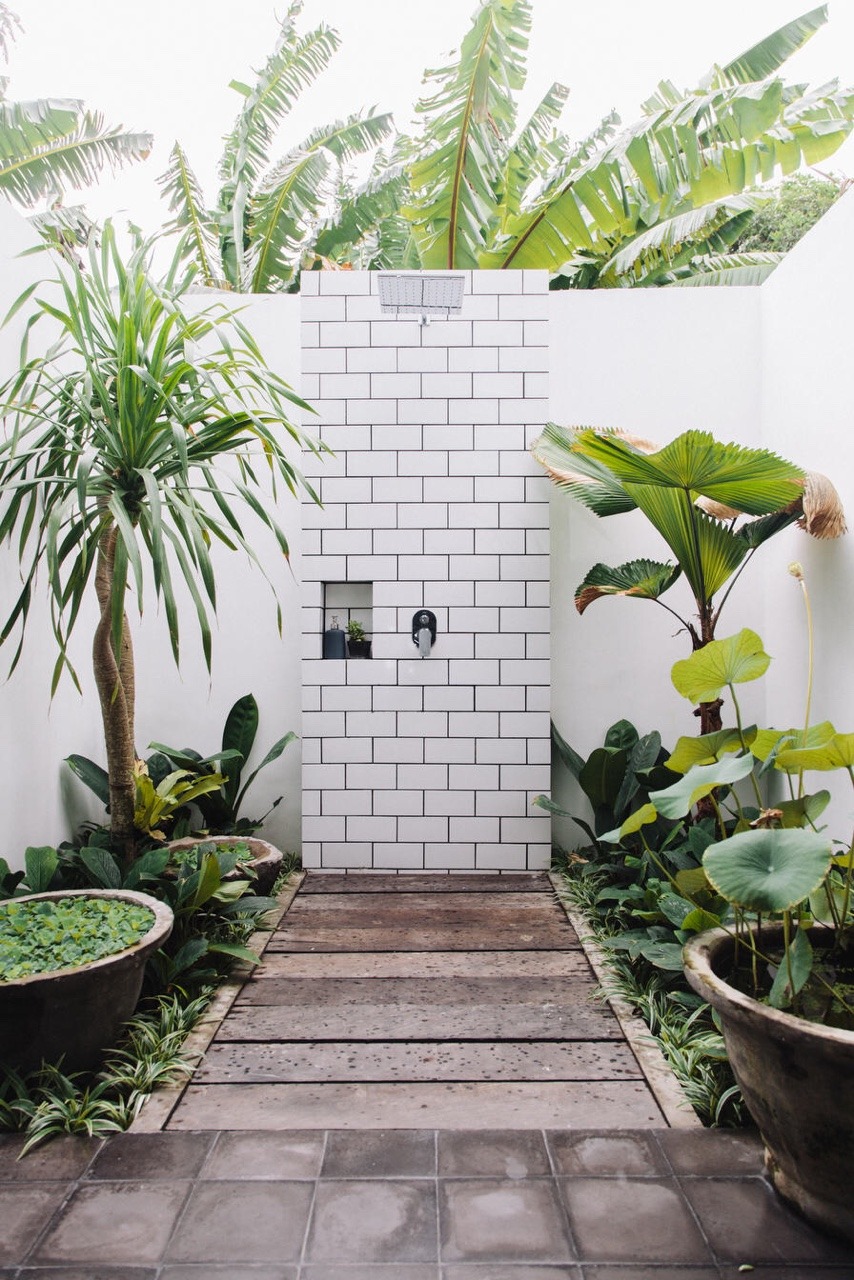 Tips for Building an Outdoor Bathroom | L'Essenziale