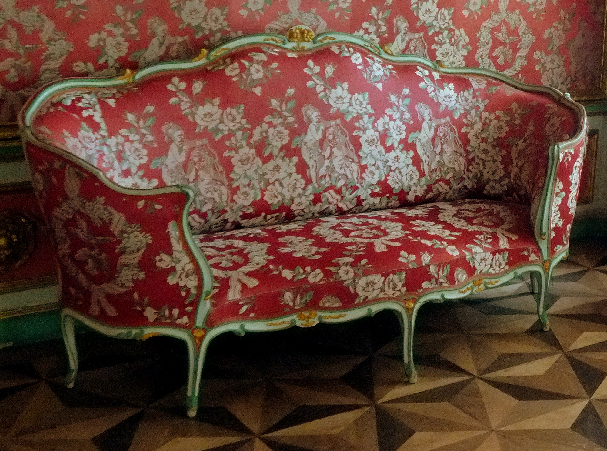 A canapé from Kuskovo Palace, Moscow, photo by Anna Kovalchenko