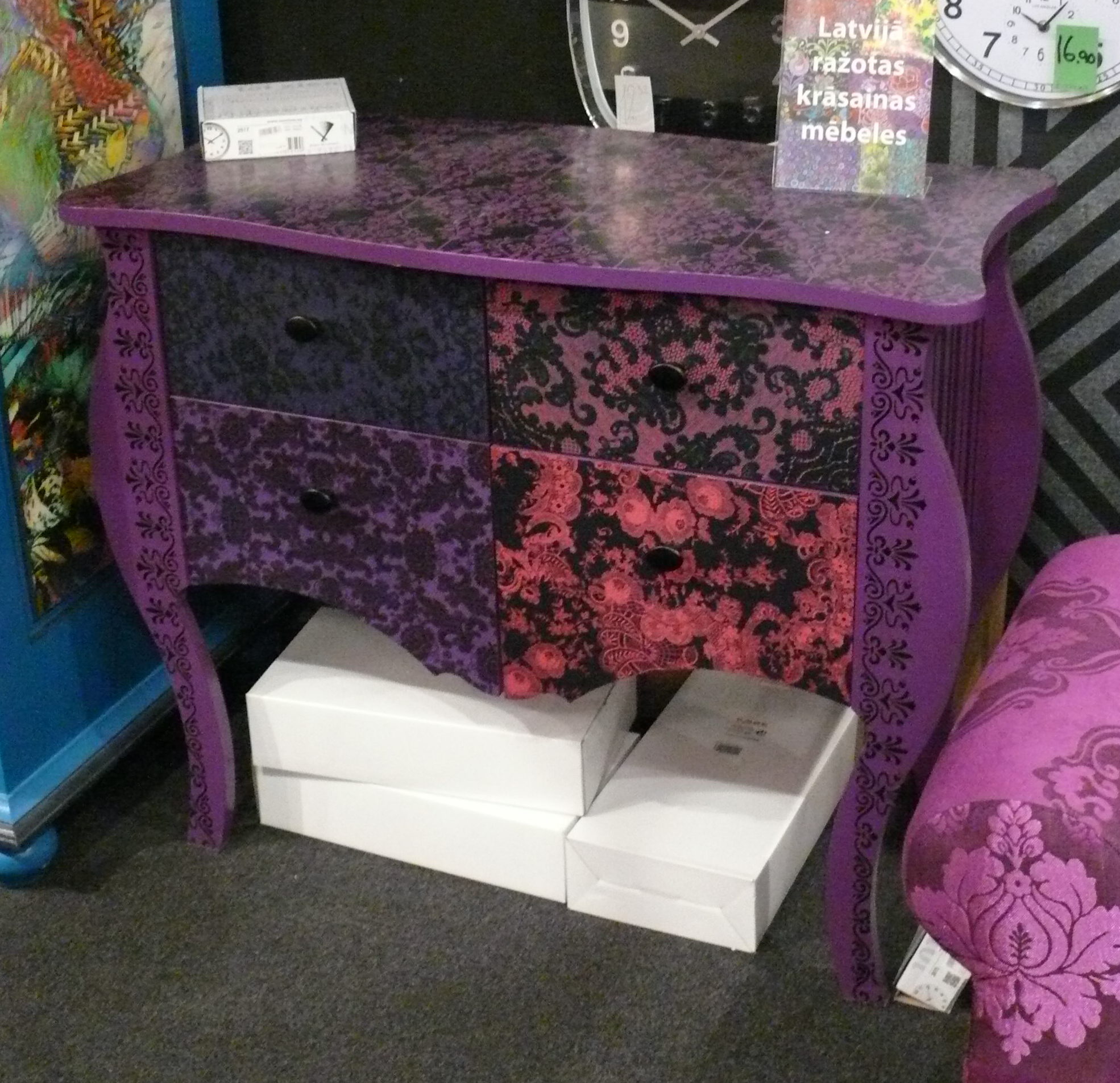 Lace commode