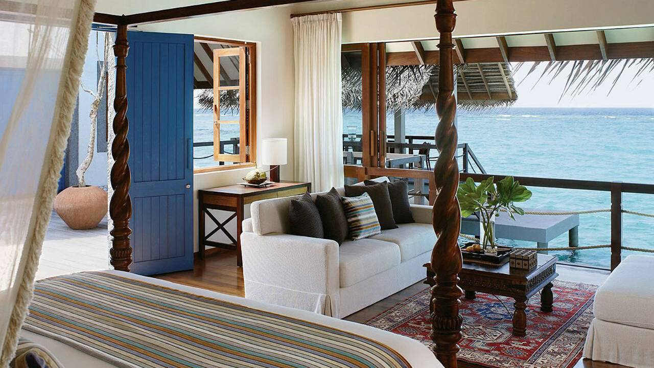 Four Seasons Resorts, wherever they built hotels asl designers to use local flavors to decorate guest rooms. In Landa Giraavaru Hotel in Maldives, this local touch was given by painting doors in deep blue colour - traditional for local fishermen huts. Oriental rug on the floor looks great in this room and creates very cozy and warm feeling.