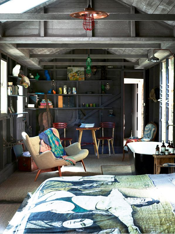 There are so many objects in this room, yet it looks very harmonious as colour unites them all. Two primary colour for accents were chosen - blue and green, and then they are used again and again which creates a sense of flow. 