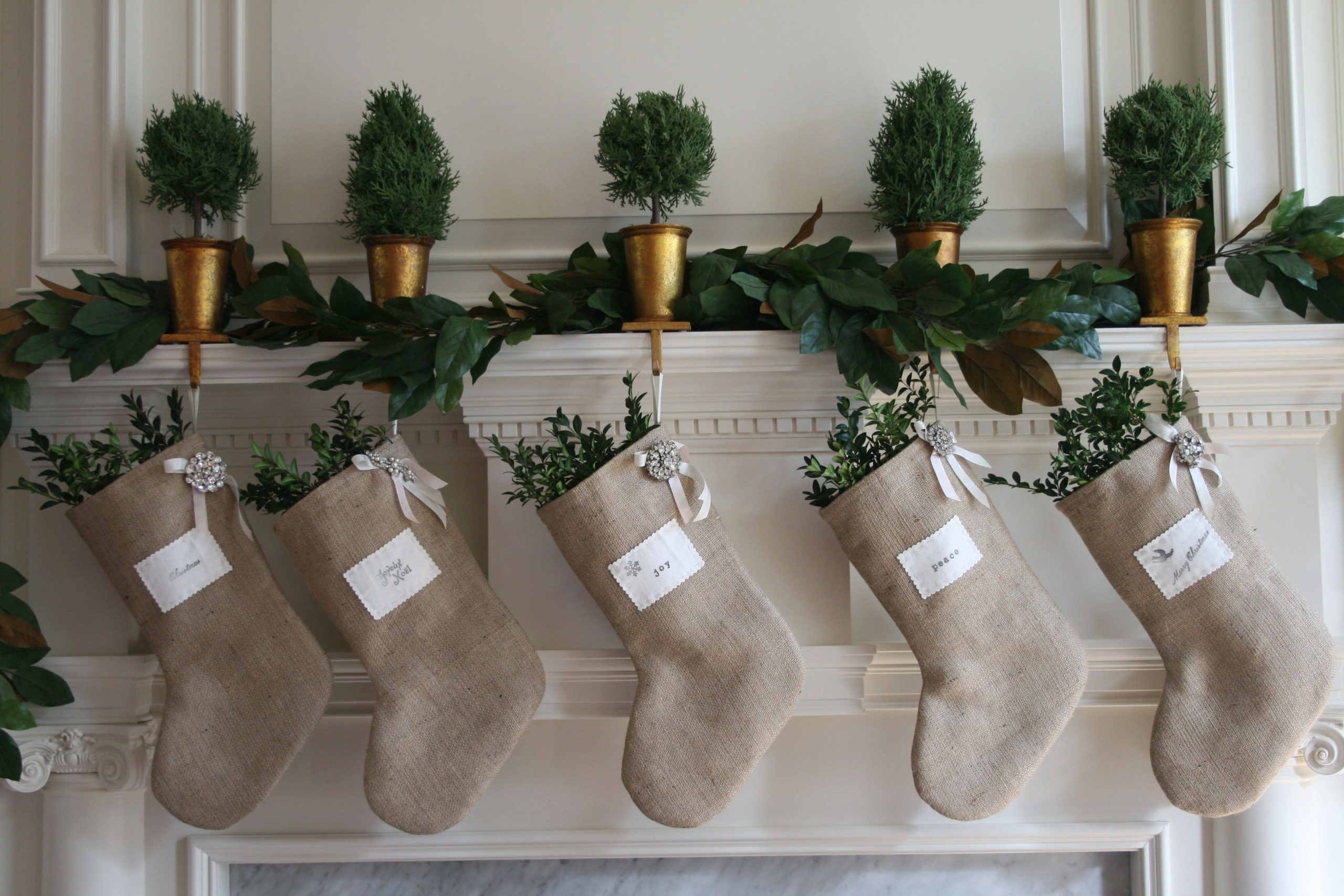 9 DIY Christmas Ideas Of Decorating With Burlap