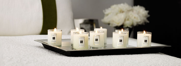 Some people get so addicted to a particular smell in the bedroom that start to take it with them on the trips. Collection of travel candles from Jo Malone