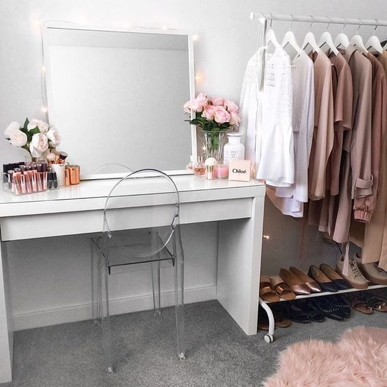 How To Choose The Best Makeup Vanity Mirror With Lights On It?