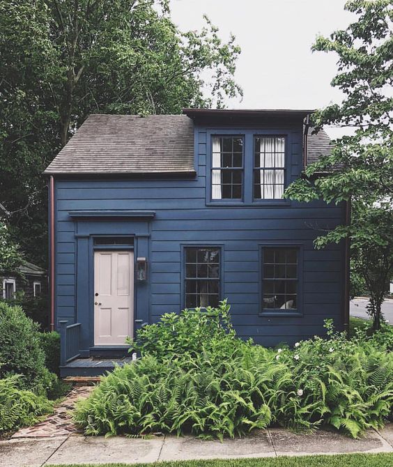 dark blue house with pink door, L'Essenziale - interior design blog