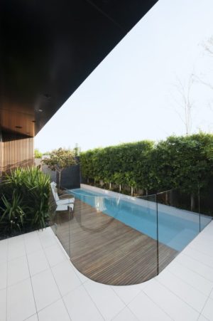 How to Create Stylish Safety Fence Designs for Home Pools - L'Essenziale