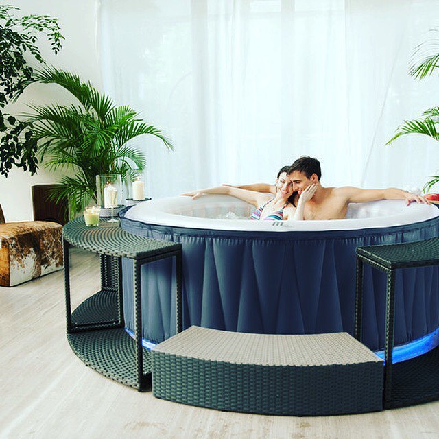 Inflatable hot tub