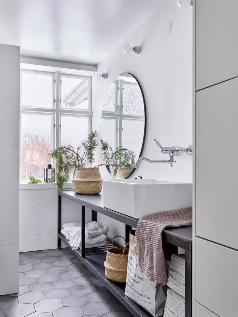 How To Shop For Affordable Bathroom Wall Mirrors