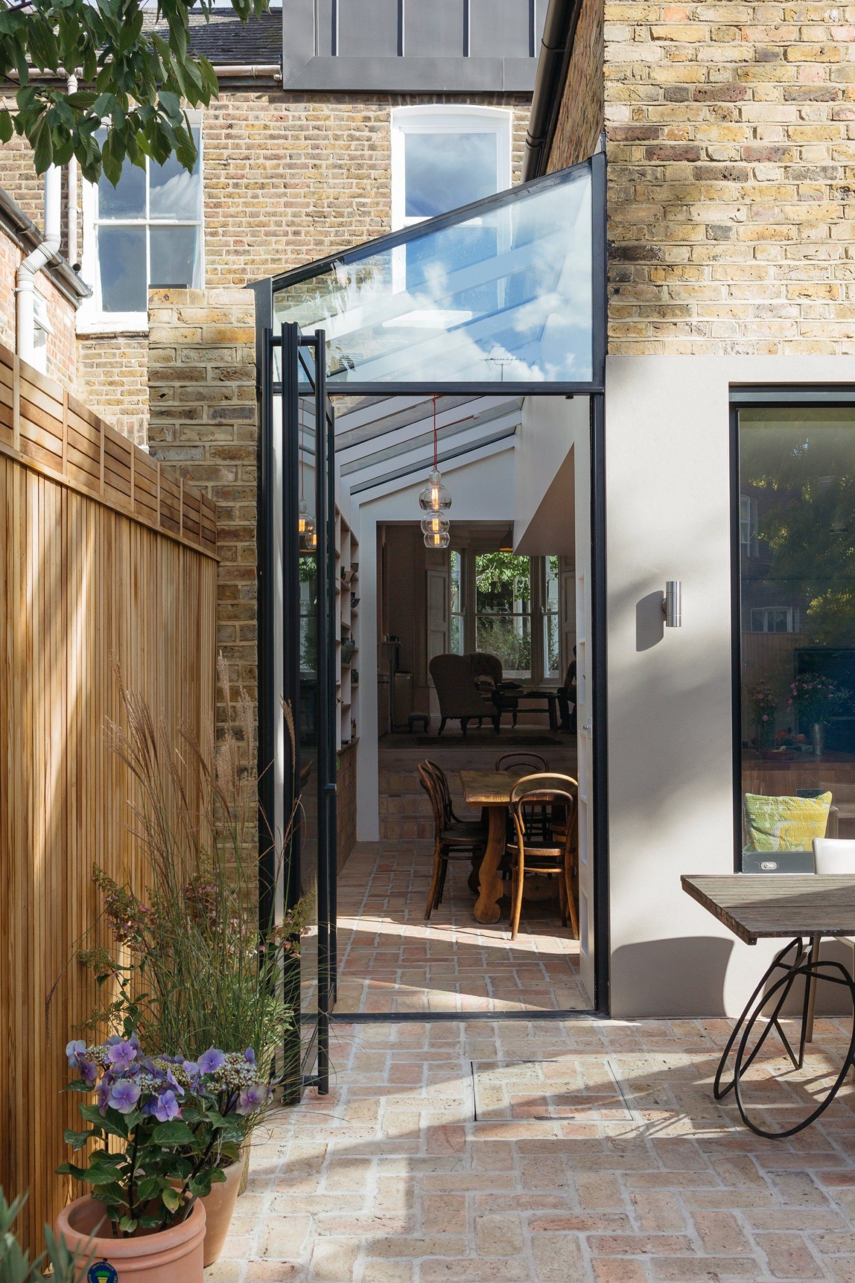 Stunning Ways to Use Bi-Folding Doors in Living Rooms | L'Essenziale
