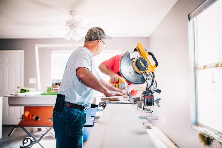 How to Hire the Right Contractor for Your New Home  